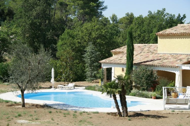 Pose de piscine enterrée de forme libre près d Aix en provence